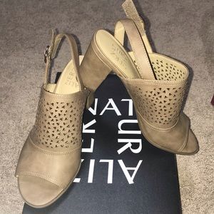 Naturalized sandals, like new, perfect condition.